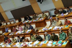 Rapat Kerja Perdana, DPR Cecar Menag Fachrul Soal Larangan Bercadar