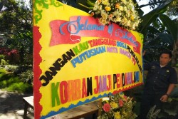  Karangan Bunga Bertuliskan 'Jangan Kau Tanggung Dosa Pendahulu Mu' Dikirim ke Bupati Baru Kulonprogo