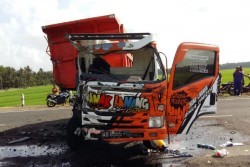 Dua Truk Adu Banteng di Jalan Daendels, Sopir Kehilangan Kaki