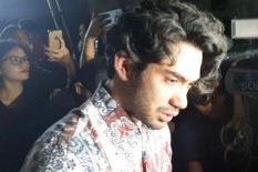 Reza Rahadian Emosional saat Ziarah ke Makam Eyang Habibie