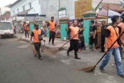 Hilangkan Bau, Pedagang Bersihkan Pasar Kranggan