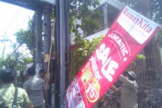 Hari Pertama Bulan Tertib Jalan, Satpol PP DIY Bongkar Ratusan Reklame Ilegal