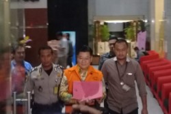 KPK Tahan Bos Dealer Mobil Mewah dalam Kasus Suap Pajak