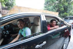 Wali Kota Solo Kemudikan Mobil Dinas Sendiri Mengantar Sopirnya Berangkat Umrah