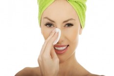 Perawatan Kulit Wanita yang Biasa Gunakan Make Up Berbeda dengan Mereka yang Tidak
