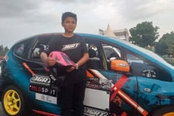 Jago Slalom, Bocah Ini Tak Berani Kemudikan Mobil di Jalan Raya