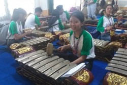 Pelajar Singapura Berlatih Gamelan dan Egrang di Jogja