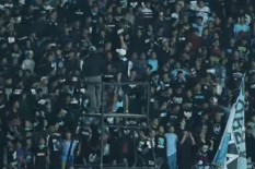 Laga Persela Lawan Badak Lampung Sempat Disetop karena Rusuh