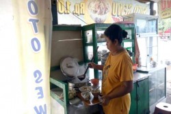 Jualan Soto Seharga Rp1.000 Per Mangkok, Sukarni Bisa Beli Mobil