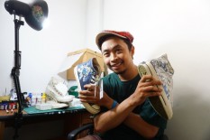 Uniknya Custom Painting ala Rozkilla pada Jaket dan Sepatu