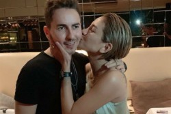 Nikita Mirzani Cium Mesra Pebalap Jorge Lorenze, Warganet Iri