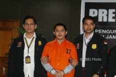 Seorang Ibu Pingsan saat Sidang Putusan Kasus First Travel Ditunda