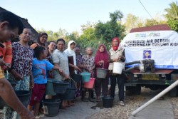 Bersama ACT, UII Droping Air Bersih 120 Tangki di Gunungkidul
