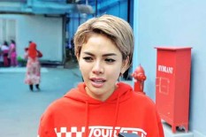 Nikita Mirzani Bagi-Bagi Uang dari Atas Mobil, Warganet Nyinyir