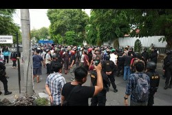 Ricuh Jelang Kedatangan Gus Muwafiq ke Solo, Massa Bawa Bambu hingga Batu
