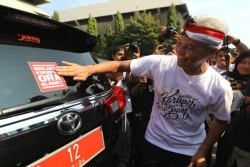 Ganjar Pranowo Tempeli Mobil Dinas Stiker Keramat