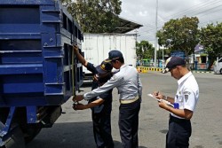 Nekat Beroperasi Truk Over Dimensi Terjaring di Jembatan Timbang