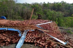 Puncak Sosok Diobrak-abrik Angin Kencang