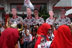 20 Bus Antar Gibran Daftar ke DPD PDIP Jateng, Muncul Teriakan "Gibran Solo 1"
