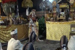 Tari Topeng Sidakarya Dipentaskan dalam Piodalan Pura Widya Dharma, Ini Maknanya