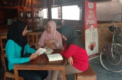 English Cafe: Pengajar Disebut Chef, Modul Dibuat seperti Buku Resep 