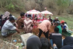 Ibu yang Ajak 2 Anaknya Minum Racun Diduga Terbelit Masalah Rumah Tangga, Begini Reaksi sang Suami