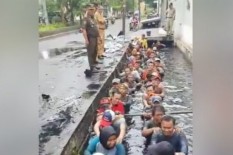 Viral, Pegawai Honorer di Jakarta Barat Tes Perpanjangan Kontrak dengan Masuk Got 