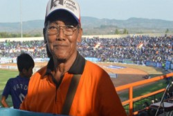 KABAR DUKA: Pengasong Legendaris Mbah Kabul Berpulang, Suporter PSS Sleman Berduka Cita