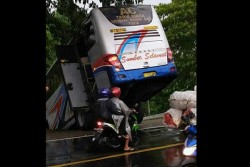 Bus Sumber Selamat Nyungsep di Parit. Kok Bisa?