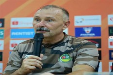 Pelatih PSS Tak Khawatirkan Keberadaan Igor Kriushenko di PS Tira