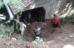 Hujan Deras Sebabkan Enam Lokasi Longsor, Satu Dinding Jebol