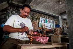 Kalung Rosario Asal Gua Maria Sendangsono Dikirim hingga ke Luar Pulau