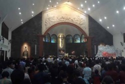 Misa Malam Natal Gereja Katolik St. Petrus Kanisius Wonosari Gunakan Dua Bahasa