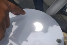 Di Jogja Matahari terlihat Rusak Seperempat