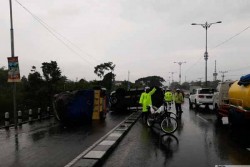 Ban Selip, Truk Hantam Pajero di Ringroad Selatan