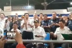  Hibur Penumpang di Stasiun Tugu, Menhub Budi Karya Sumadi "Ngamen" Lagu Anji