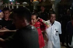 Dikerubuti Warga untuk Swafoto, Jokowi Tak Lupa Rapikan Rambut Klimisnya