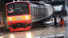 Jakarta Banjir, Perjalanan KRL Terhambat
