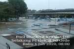 Taksi Bluebird "Tenggelam" karena Banjir, Ini Respons Warganet 