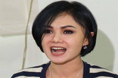 Rumahnya Kebanjiran, Ini Gaya Yuni Shara 