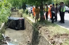 Lantaran Mengantuk, Mobil Tumpangan Bule Terjun ke Parit