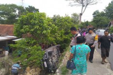 Sopir Mengantuk, Mobil Wisatawan Terguling Masuk Pekarangan