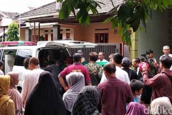  Sule Gotong Keranda Mantan Istri, Sang Anak Bantu Masuk Liang Lahat