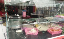 Klithih di Dekat Mapolda DIY: Geng Bermotor Ubrak-abrik Warung, Bacok Pembeli, & Seret Senjata Tajam di Jalan