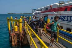 Sejumlah Mobil Wisatawan Tertahan di Karimunjawa akibat Cuaca Buruk Sejak Minggu