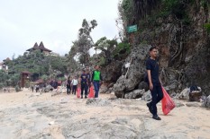 Peringati HUT-ke39, Puluhan Anggota Satpam Reresik Pantai Ngrawe