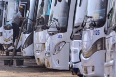 Ibu di Jakarta Terjepit Jalur Bus, DAMRI Siap Tanggung Jawab