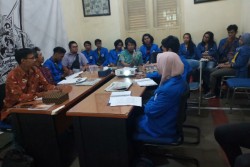 Mahasiswa Ilmu Komunikasi STIKOM Kunjungi Kantor Harian Jogja