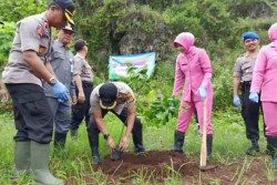Ingin Gunungkidul Jadi Ijo Royo-Royo, Polisi Tanam 1.000 Pohon
