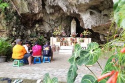 Menikmati Ketenangan di Gua Maria Lawangsih